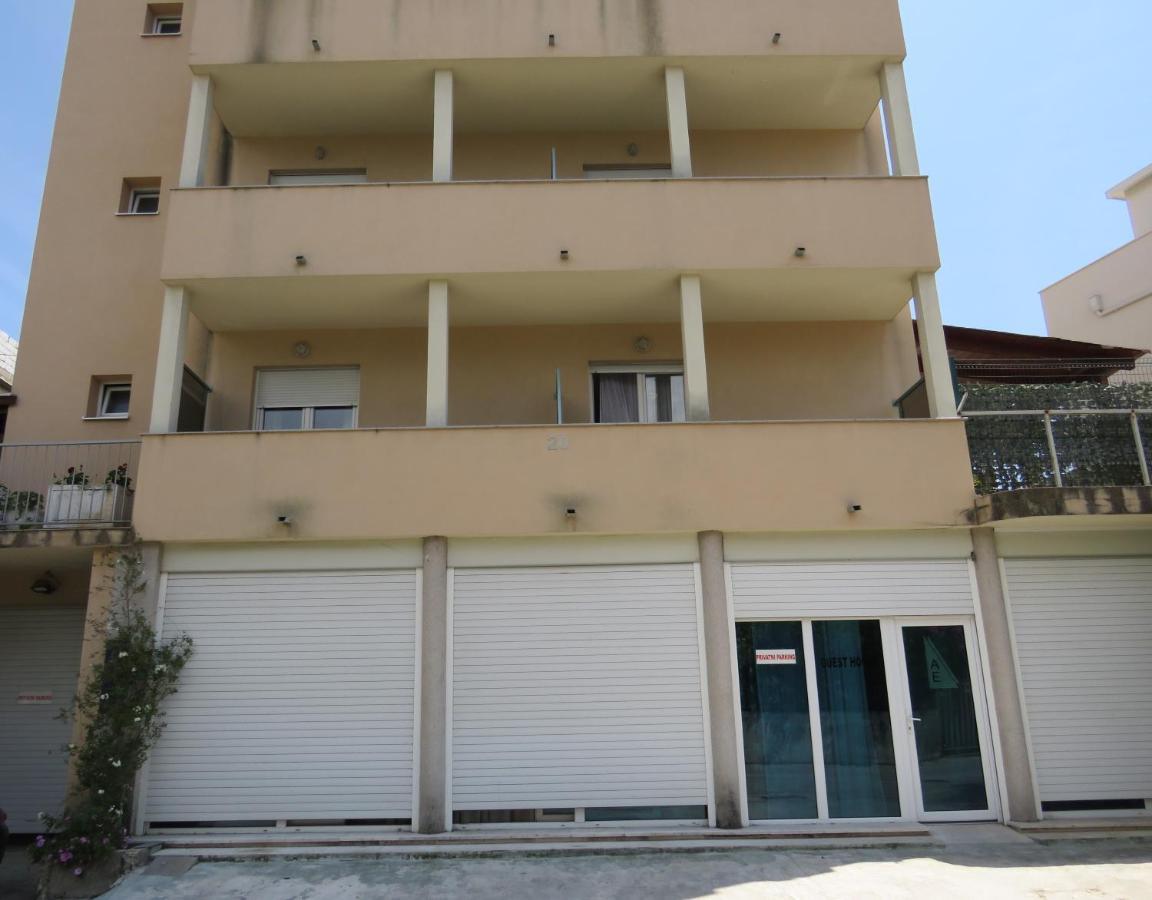 4 Apartment *